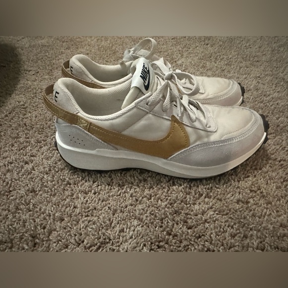 Nike Women's Nike Waffle Debut Sneakers in White and Gold Size 8.5 EUC - Picture 4 of 8